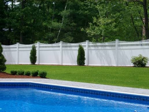 White Vinyl w/ Lattice Top installed in Joliet, IL by AmeriDream Fence & Deck